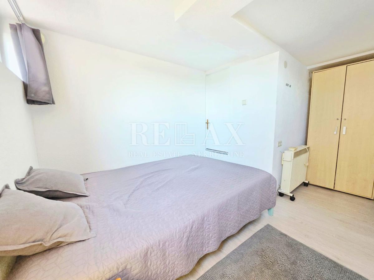 Crikvenica - hiša z 2 apartmajema, 180 m od plaže