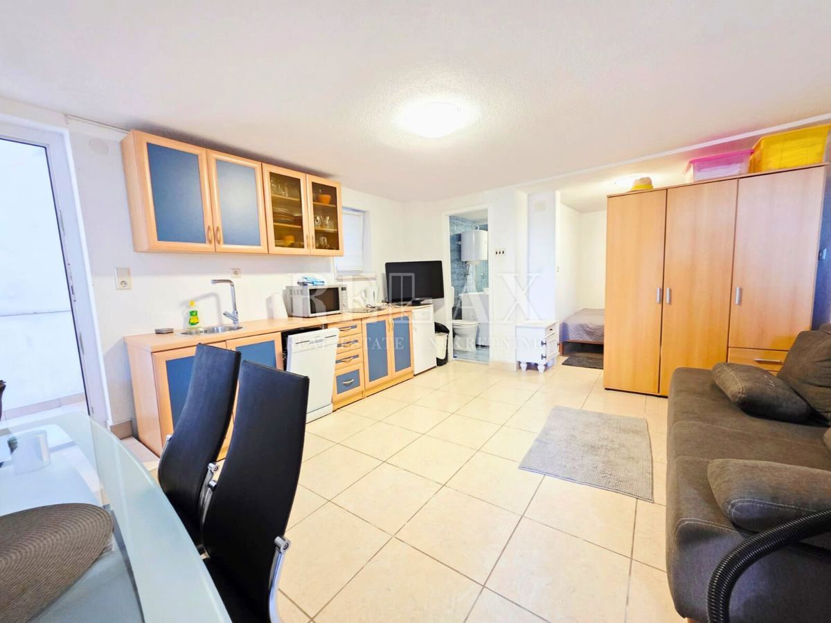 Crikvenica - hiša z 2 apartmajema, 180 m od plaže