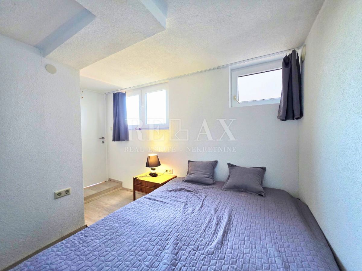 Crikvenica - hiša z 2 apartmajema, 180 m od plaže