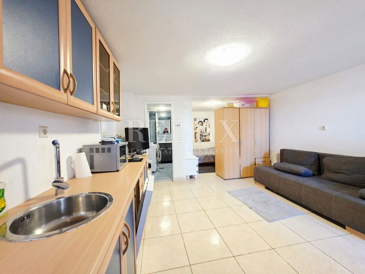 Crikvenica - hiša z 2 apartmajema, 180 m od plaže