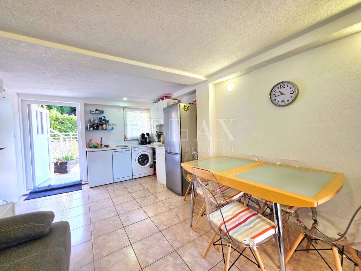 Crikvenica - hiša z 2 apartmajema, 180 m od plaže