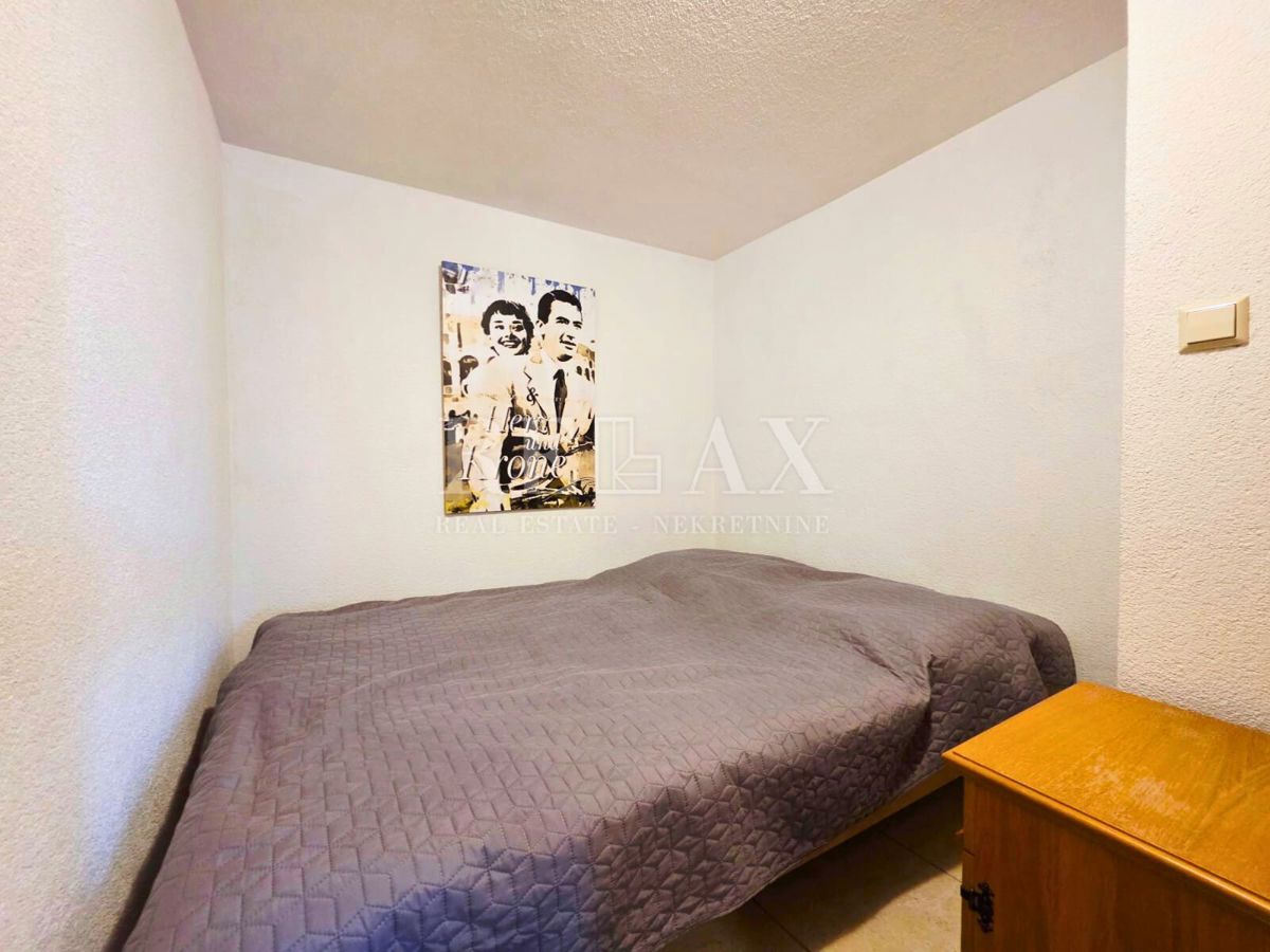 Crikvenica - hiša z 2 apartmajema, 180 m od plaže