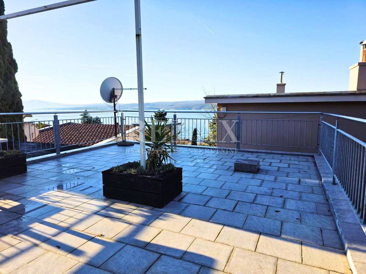 Crikvenica - hiša z 2 apartmajema, 180 m od plaže