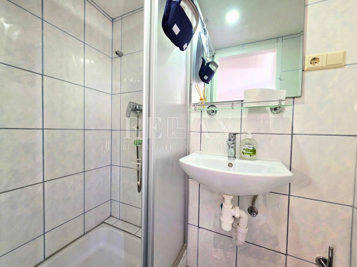 Crikvenica - hiša z 2 apartmajema, 180 m od plaže