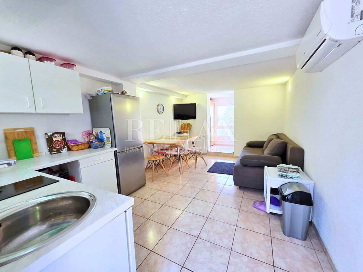 Crikvenica - hiša z 2 apartmajema, 180 m od plaže