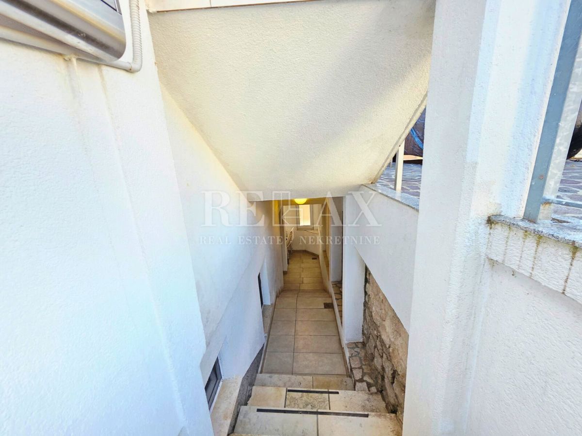 Crikvenica - hiša z 2 apartmajema, 180 m od plaže