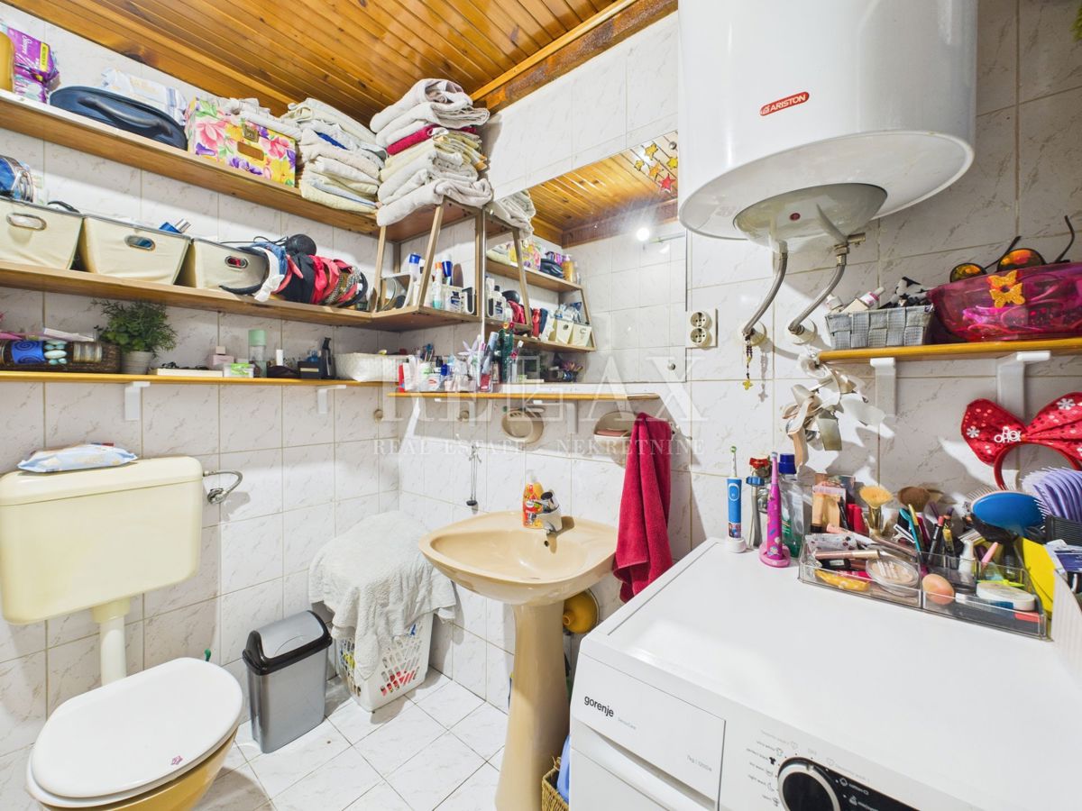 Crikvenica - del hiše 1. vrsta do morja