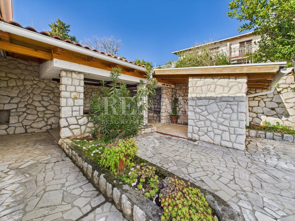 Novi Vinodolski - hiša v drugi vrsti do morja