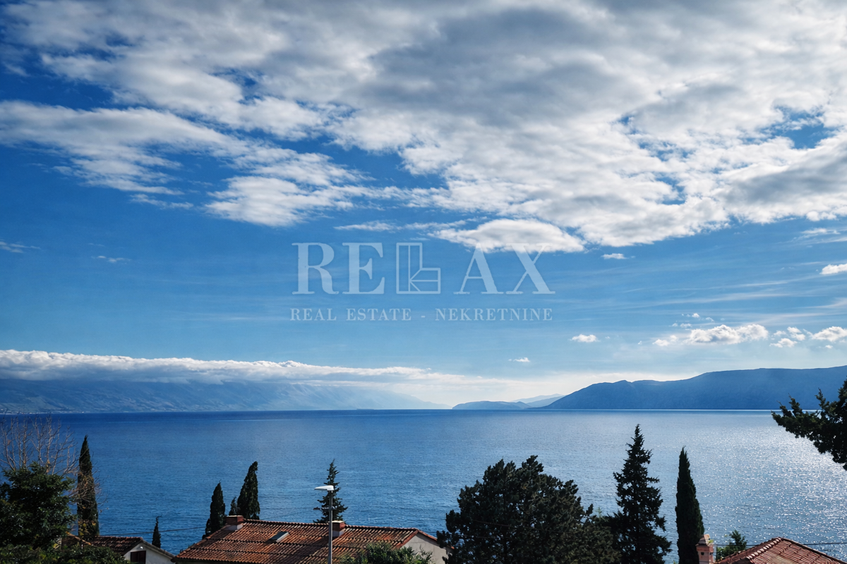 Novi Vinodolski - hiša v drugi vrsti do morja