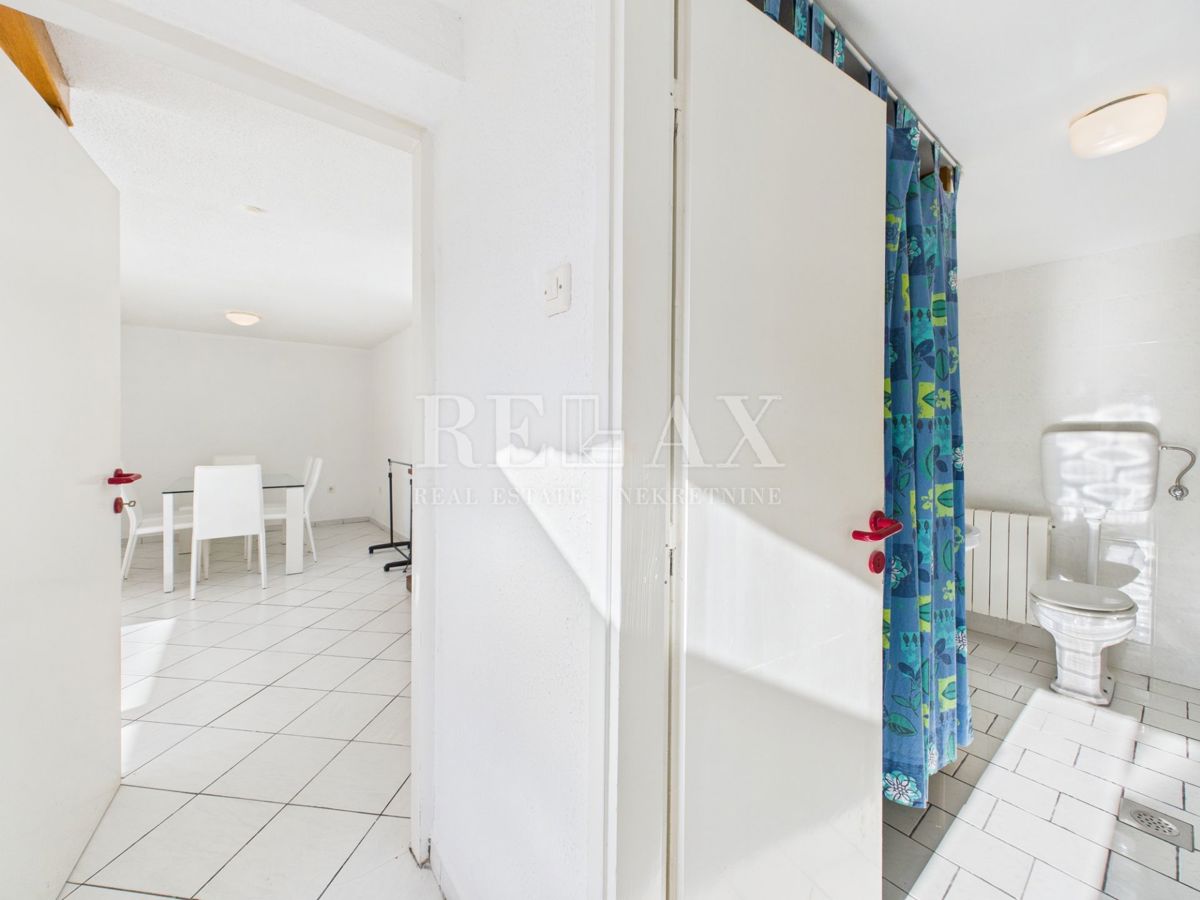 Novi Vinodolski - hiša v drugi vrsti do morja