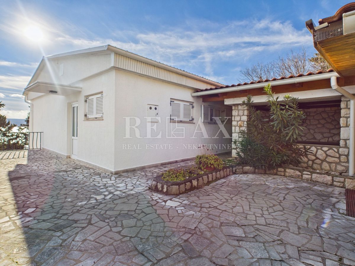 Novi Vinodolski - hiša v drugi vrsti do morja