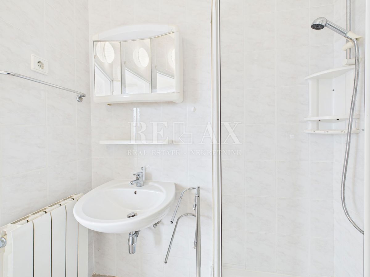 Novi Vinodolski - hiša v drugi vrsti do morja