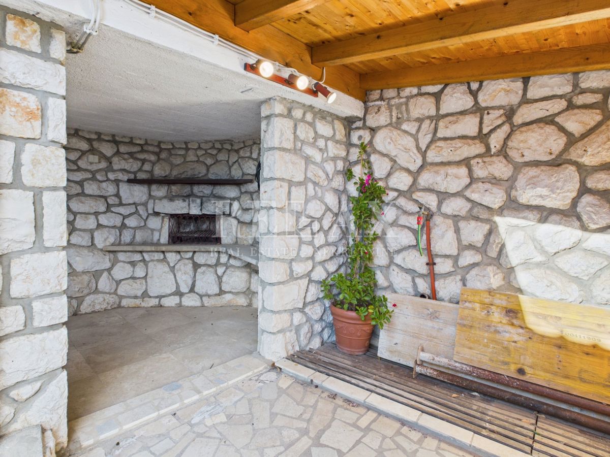 Novi Vinodolski - hiša v drugi vrsti do morja