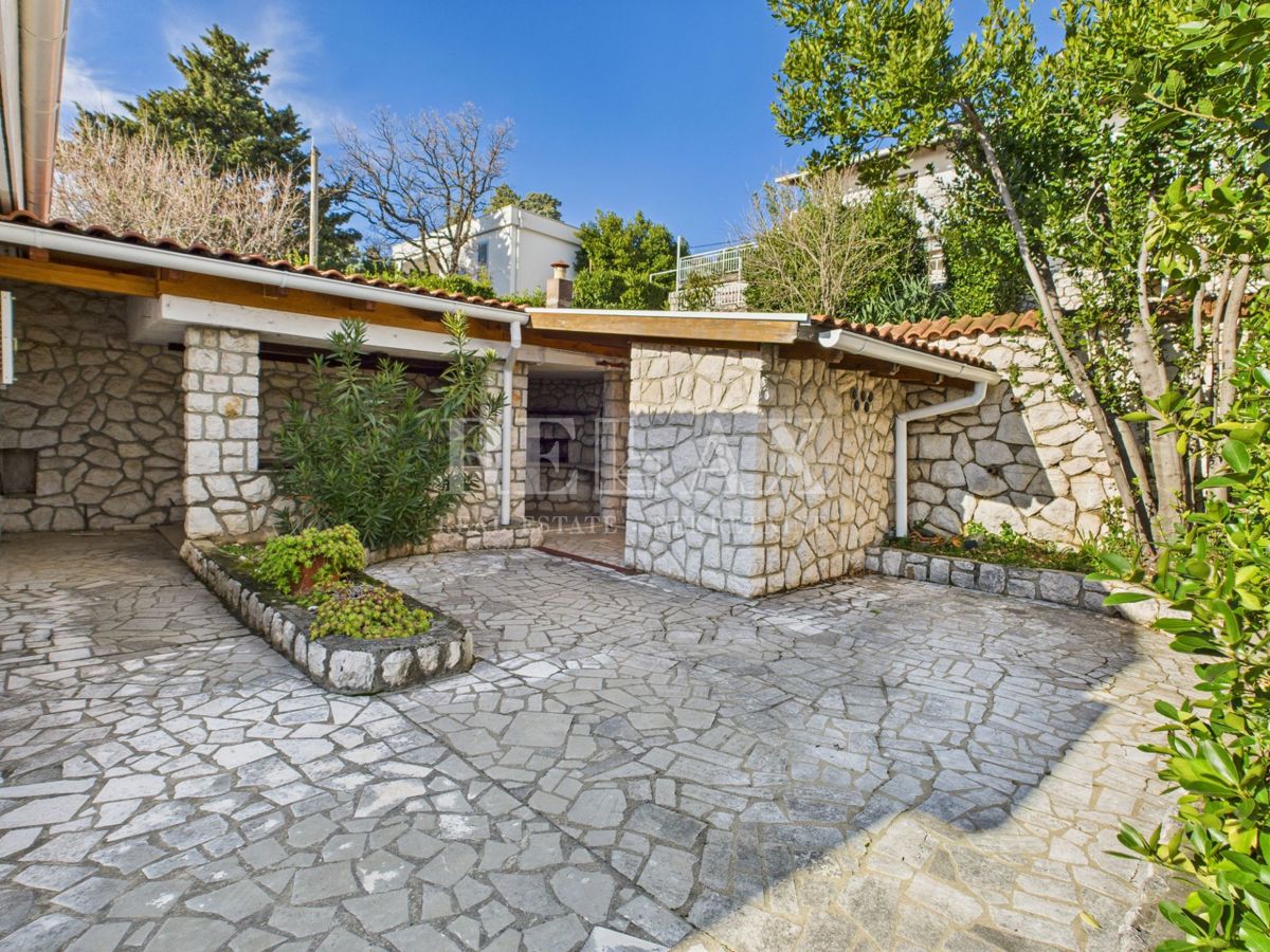 Novi Vinodolski - hiša v drugi vrsti do morja