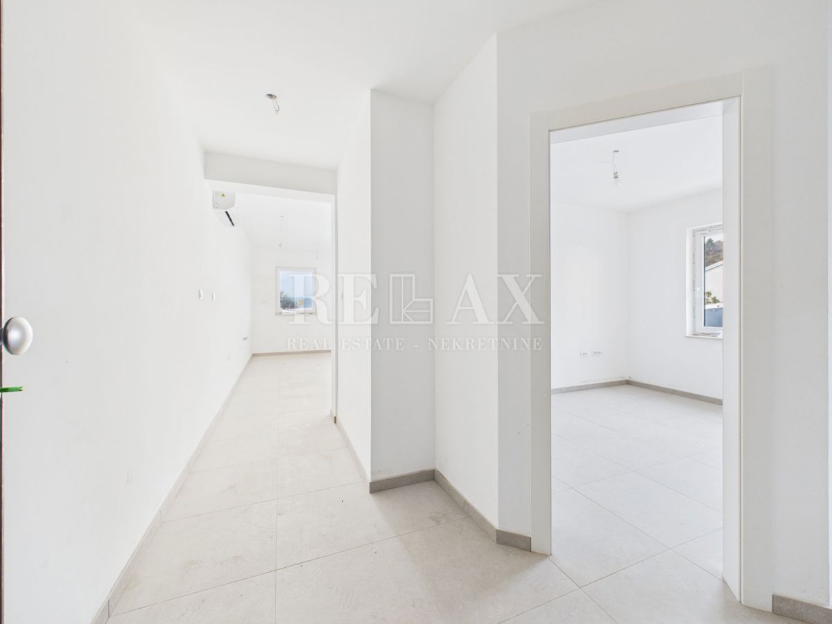 Povile - stanovanje v novogradnji, parkirišče, vrt