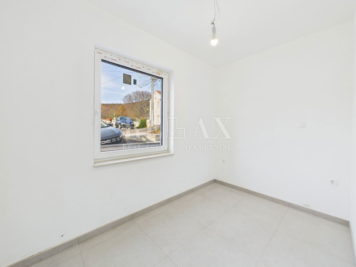 Povile - stanovanje v novogradnji, parkirišče, vrt