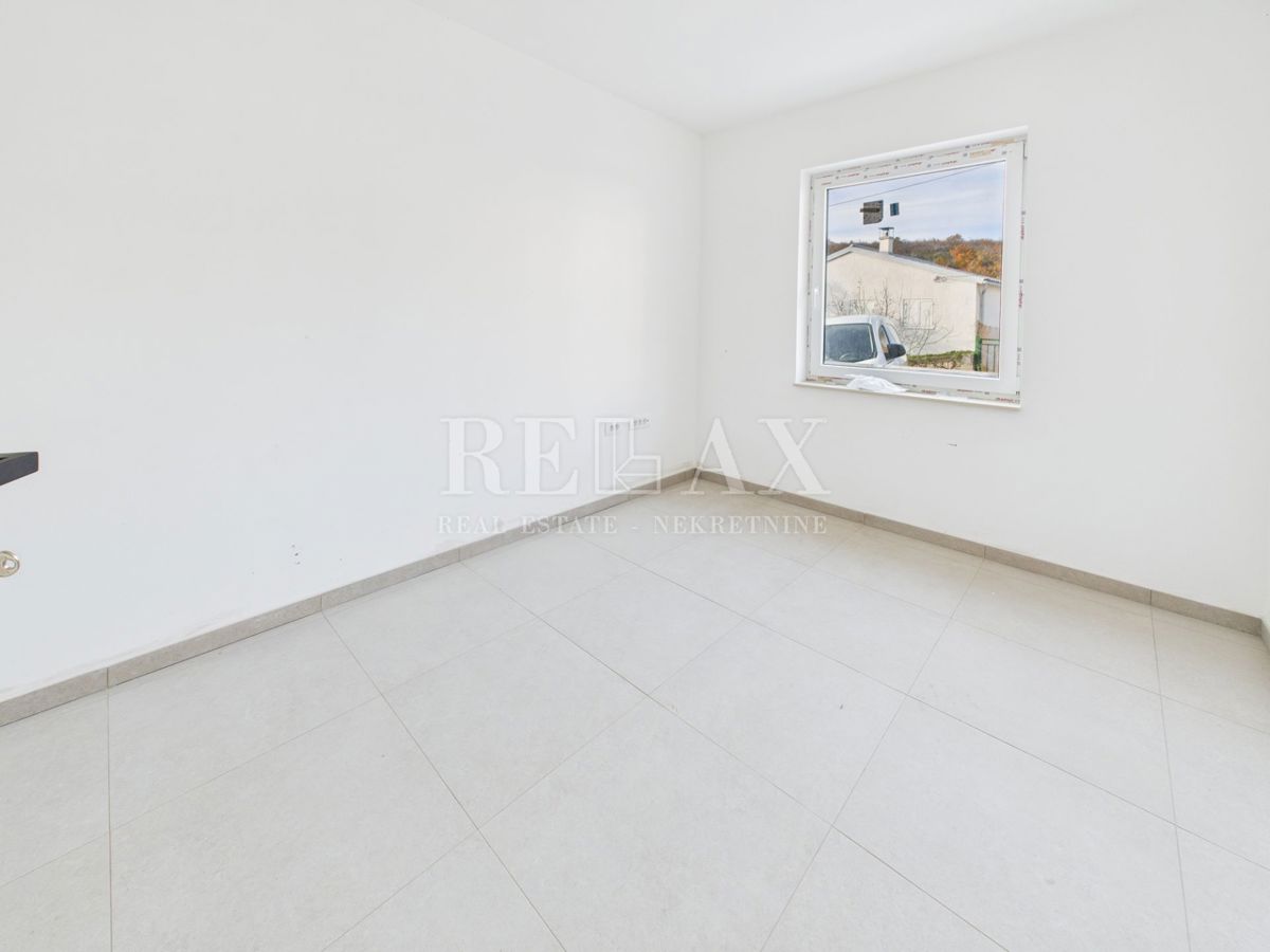 Povile - stanovanje v novogradnji, parkirišče, vrt