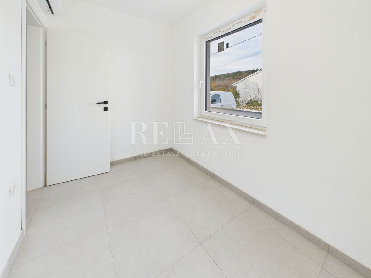 Povile - stanovanje v novogradnji, parkirišče, vrt