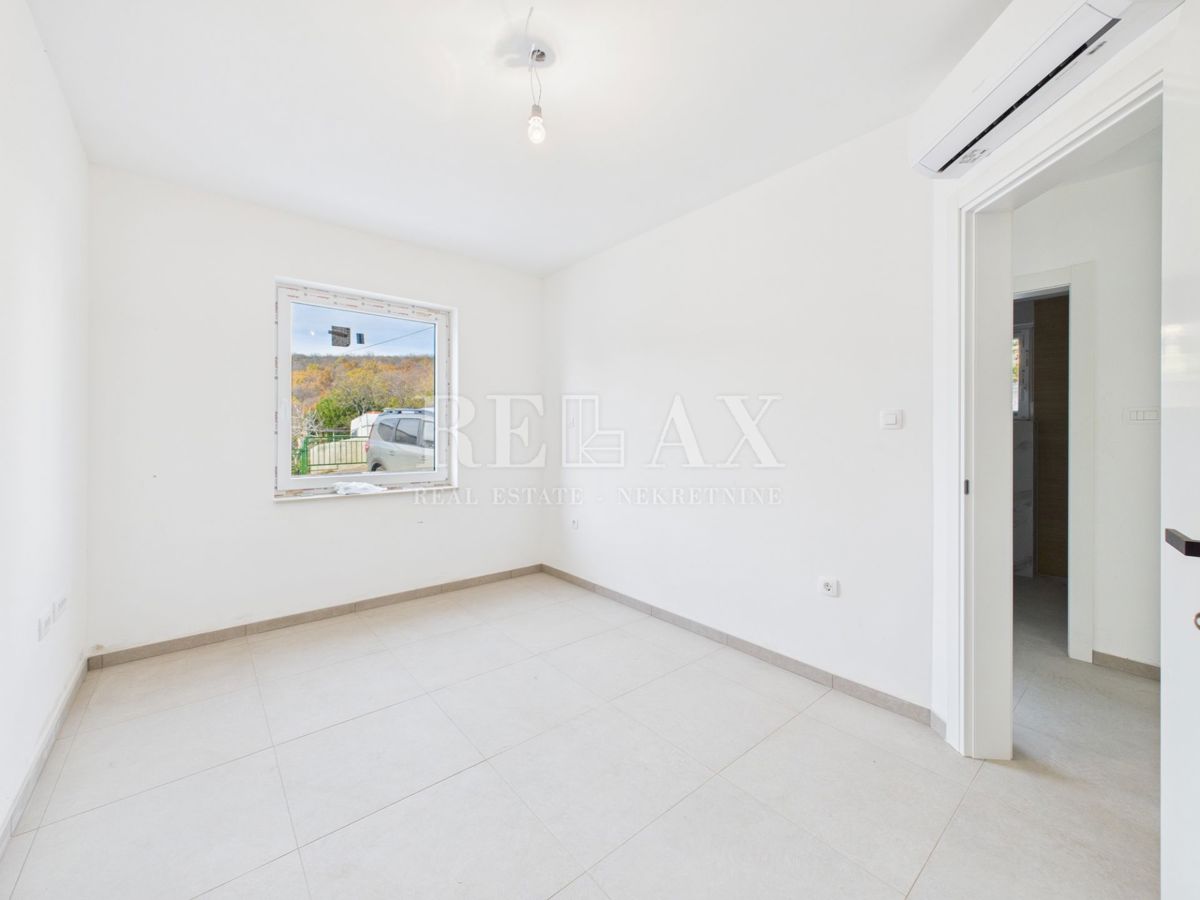 Povile - stanovanje v novogradnji, parkirišče, vrt