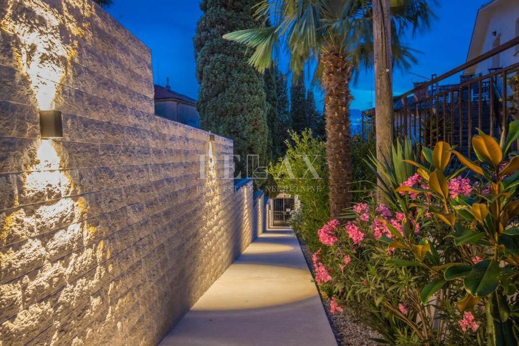 CRIKVENICA - Edinstvena vila na atraktivni lokaciji 30m od plaže