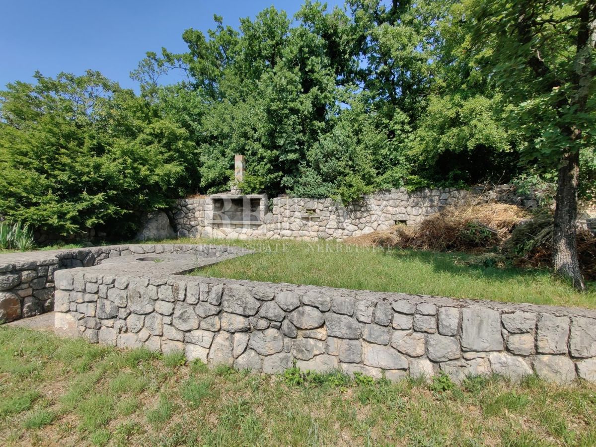 CRIKVENICA, JADRANOVO - Hiša z velikim vrtom 2.010 m2