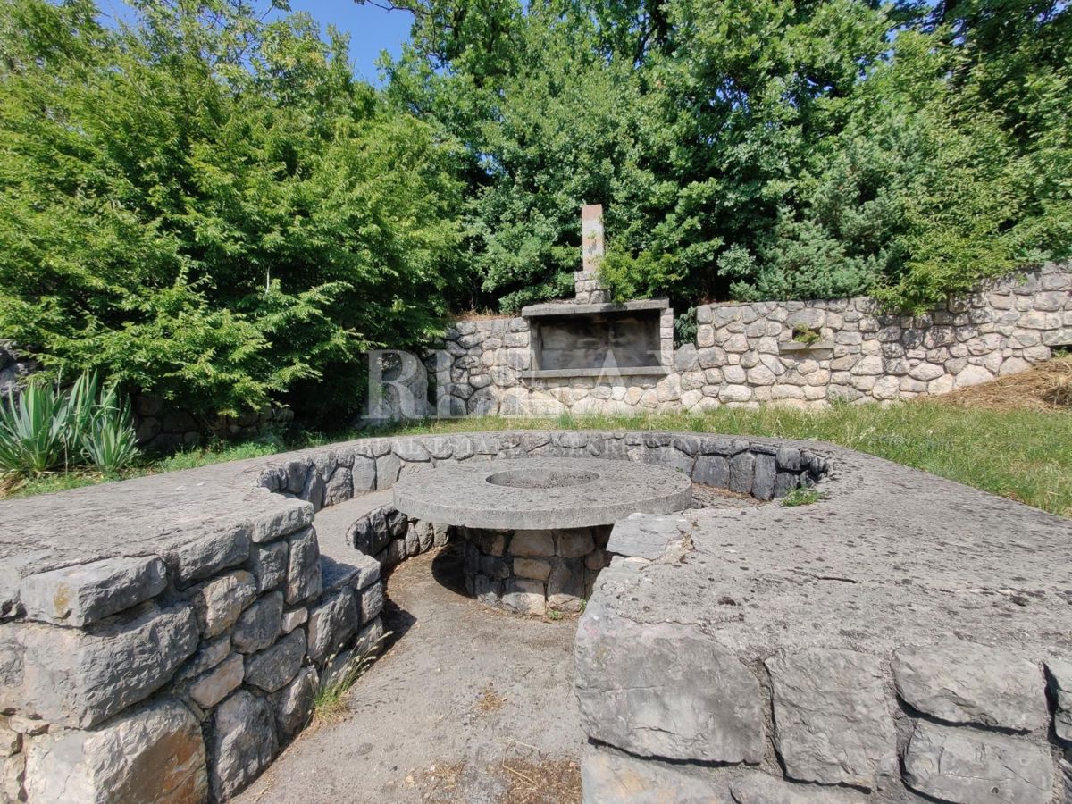 CRIKVENICA, JADRANOVO - Hiša z velikim vrtom 2.010 m2