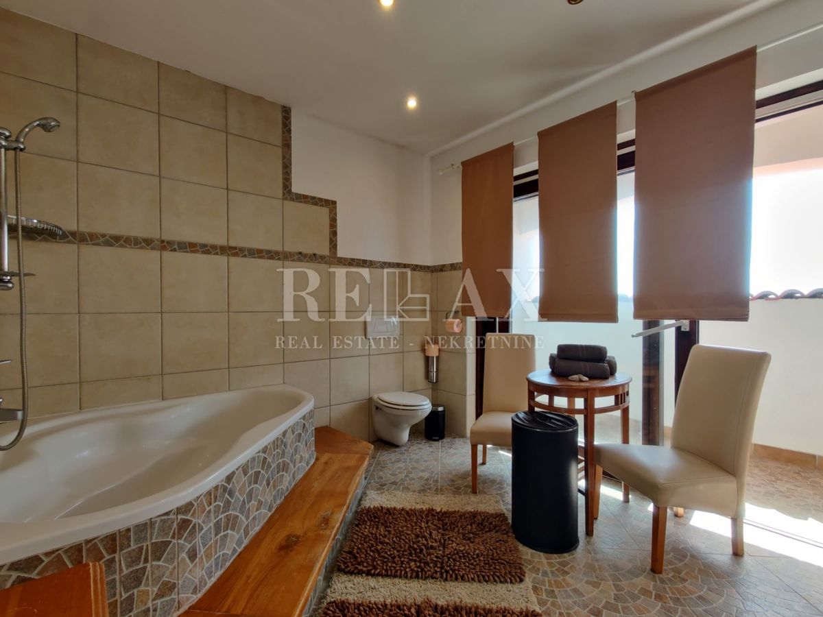 CRIKVENICA, JADRANOVO - Hiša z velikim vrtom 2.010 m2