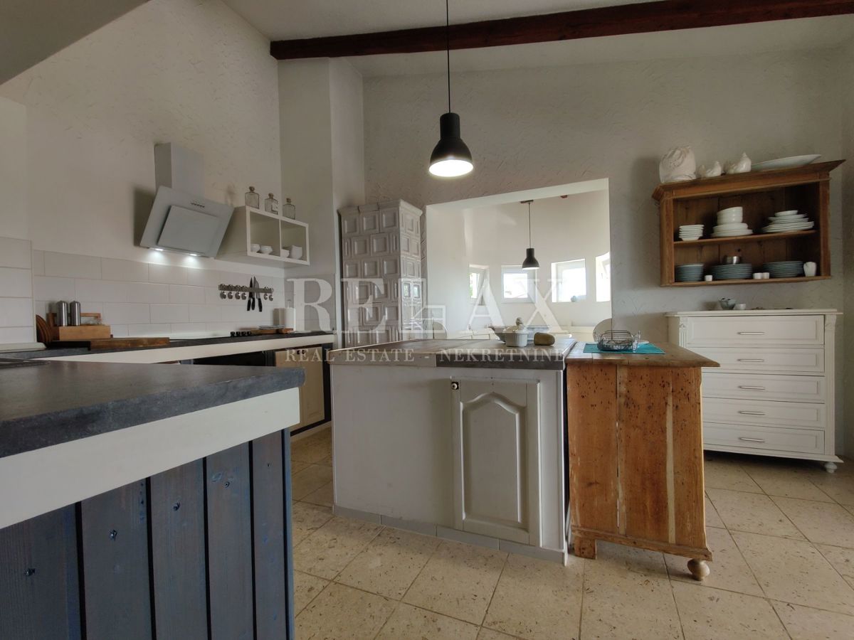 CRIKVENICA, JADRANOVO - Hiša z velikim vrtom 2.010 m2