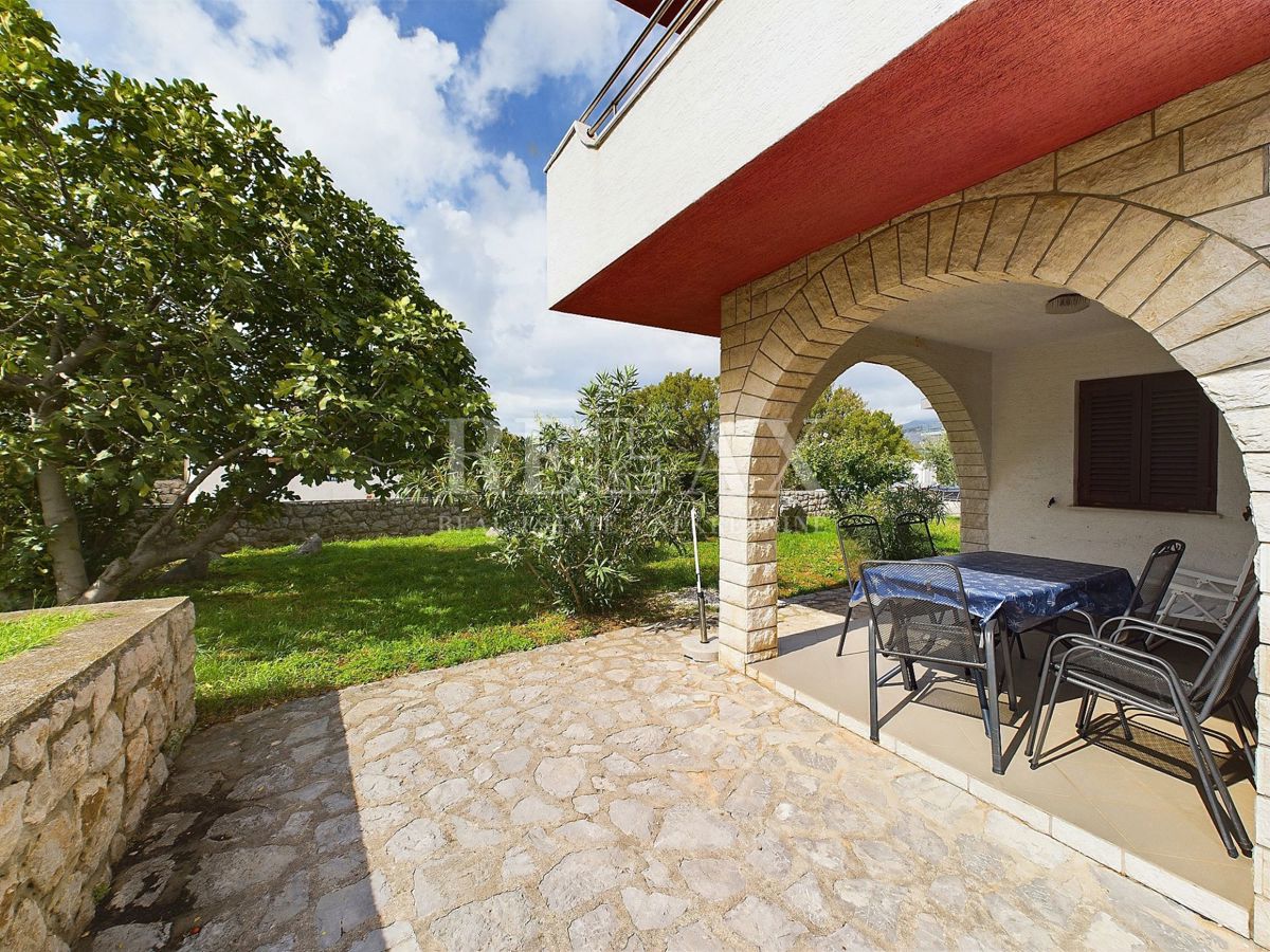Klenovica - Stanovanje v prvi vrsti z vrtom 250m2