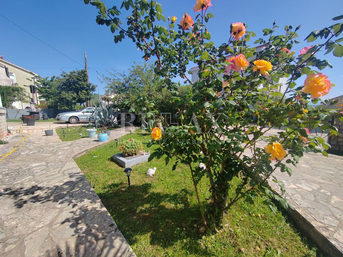 Otok Krk, Malinska – Stanovanje z Vrtom v Bližini Morja