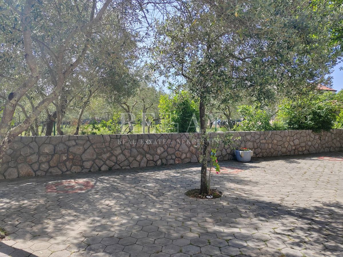Otok Krk, Malinska – Stanovanje z Vrtom v Bližini Morja