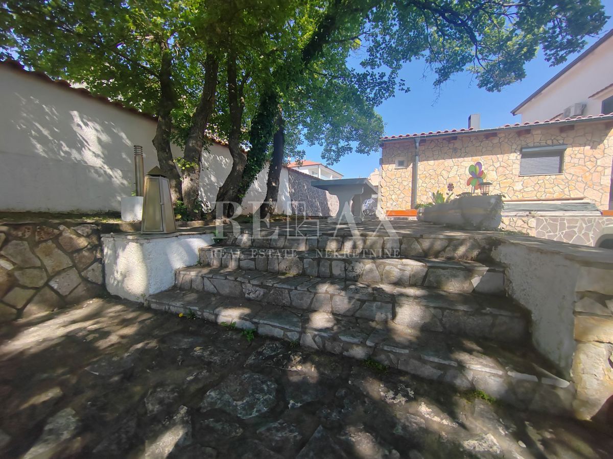 Otok Krk, Malinska – Stanovanje z Vrtom v Bližini Morja