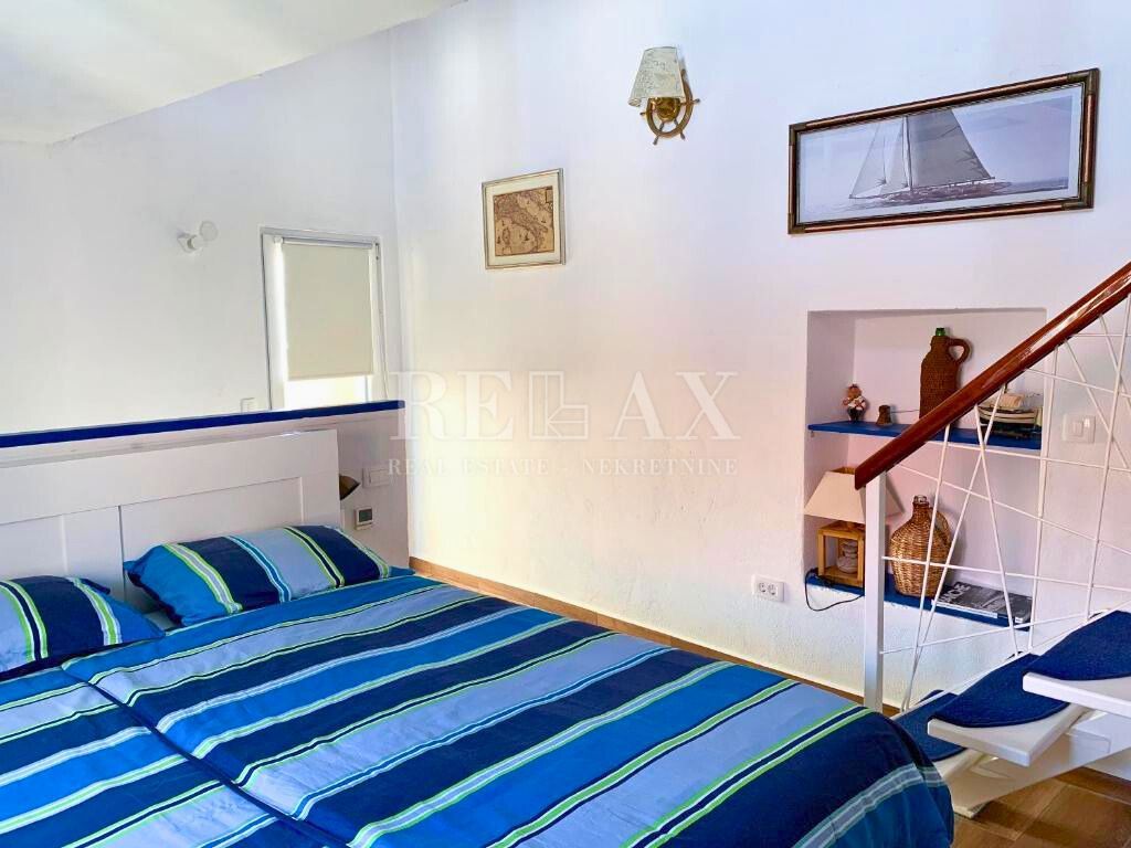 Otok Krk, Baška - kamnita hiša z 2 apartmajema