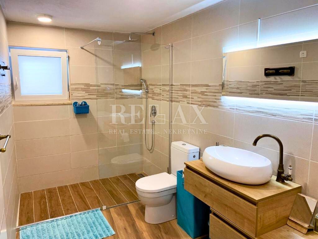 Otok Krk, Baška - kamnita hiša z 2 apartmajema