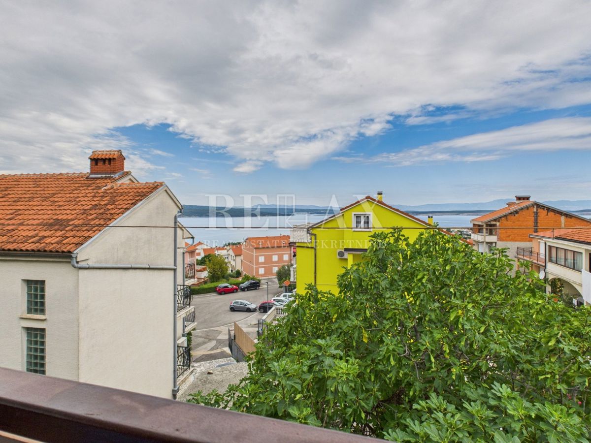 Crikvenica – Trisobno stanovanje z garažo in neurejenim podstrešjem