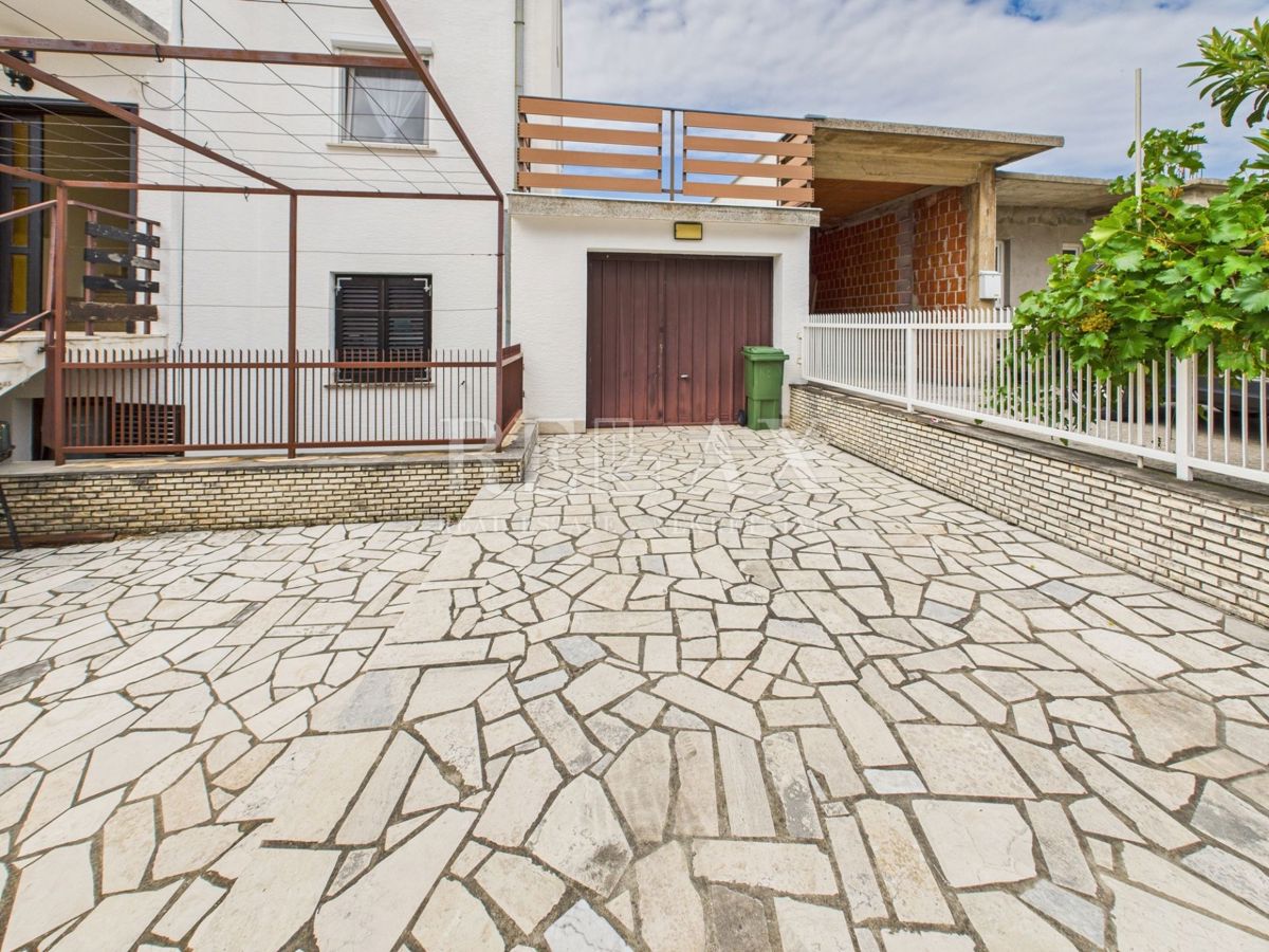 Crikvenica – Trisobno stanovanje z garažo in neurejenim podstrešjem