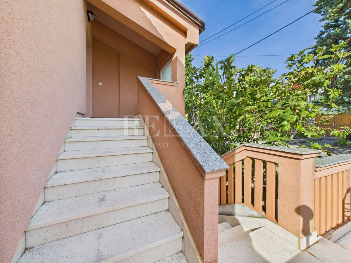 Novi Vinodolski - hiša z bazenom na odlični lokaciji