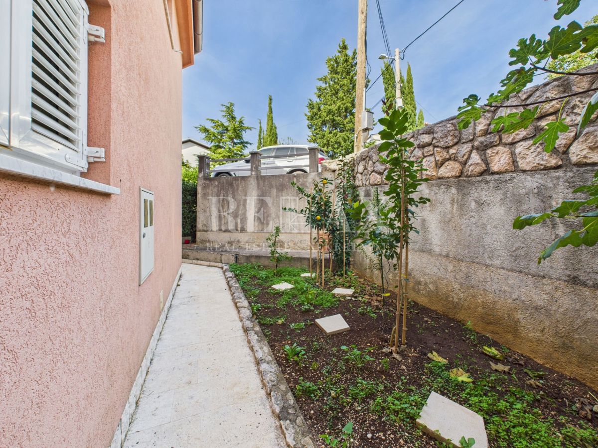 Novi Vinodolski - hiša z bazenom na odlični lokaciji