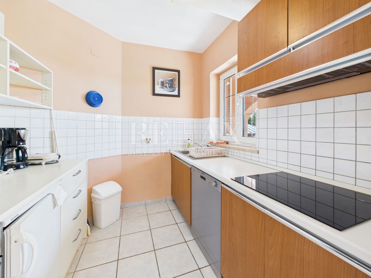 Novi Vinodolski - hiša z bazenom na odlični lokaciji