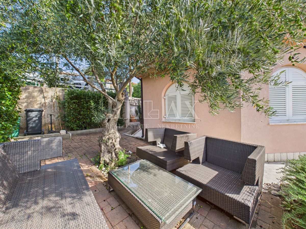 Novi Vinodolski - hiša z bazenom na odlični lokaciji