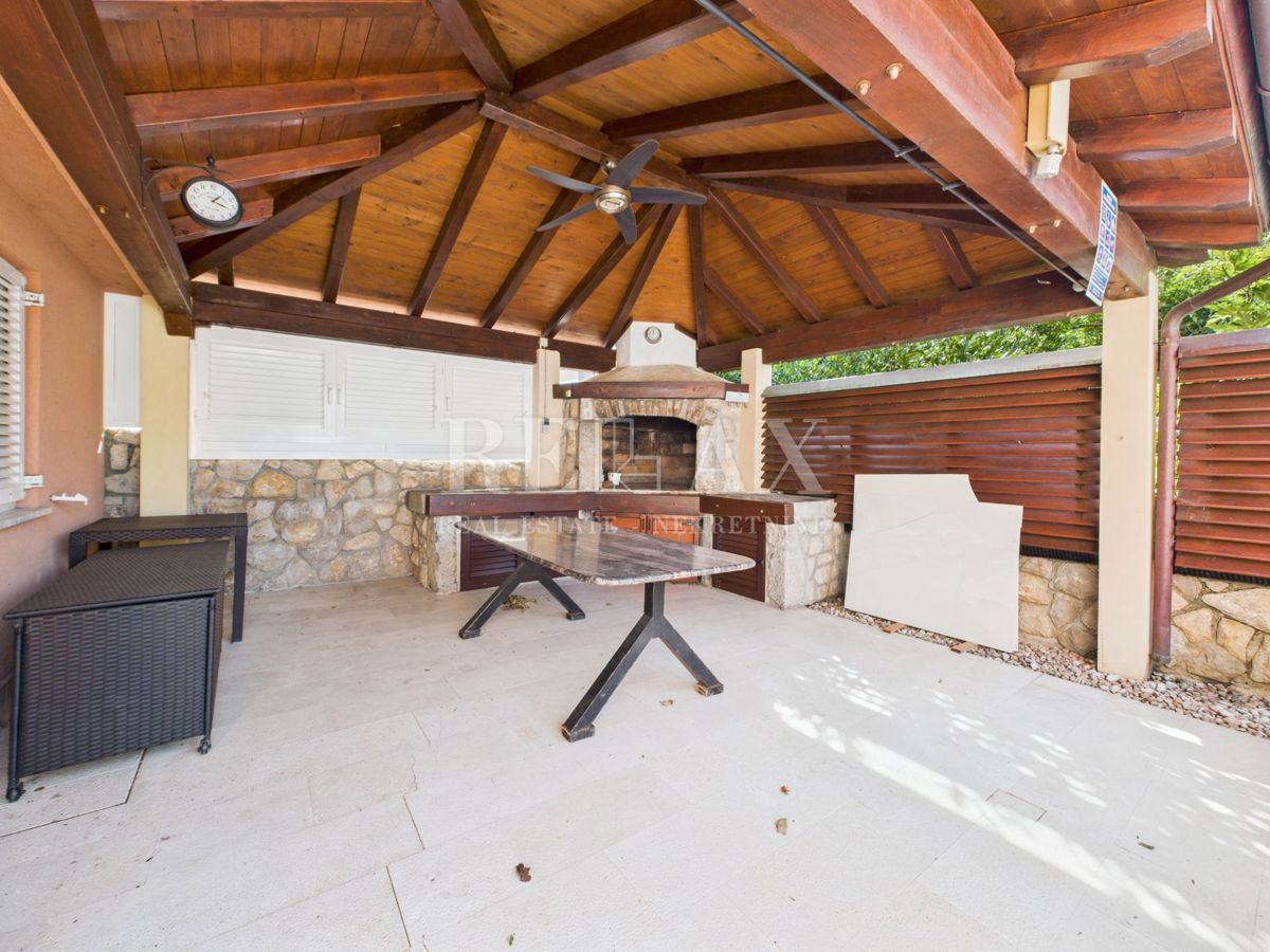 Novi Vinodolski - hiša z bazenom na odlični lokaciji