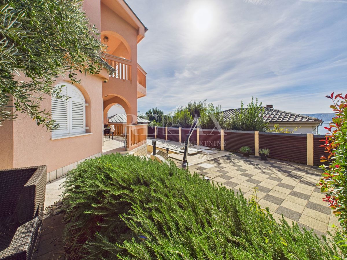 Novi Vinodolski - hiša z bazenom na odlični lokaciji