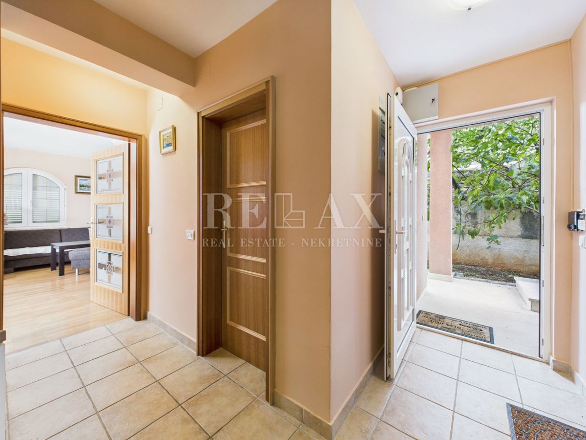 Novi Vinodolski - hiša z bazenom na odlični lokaciji