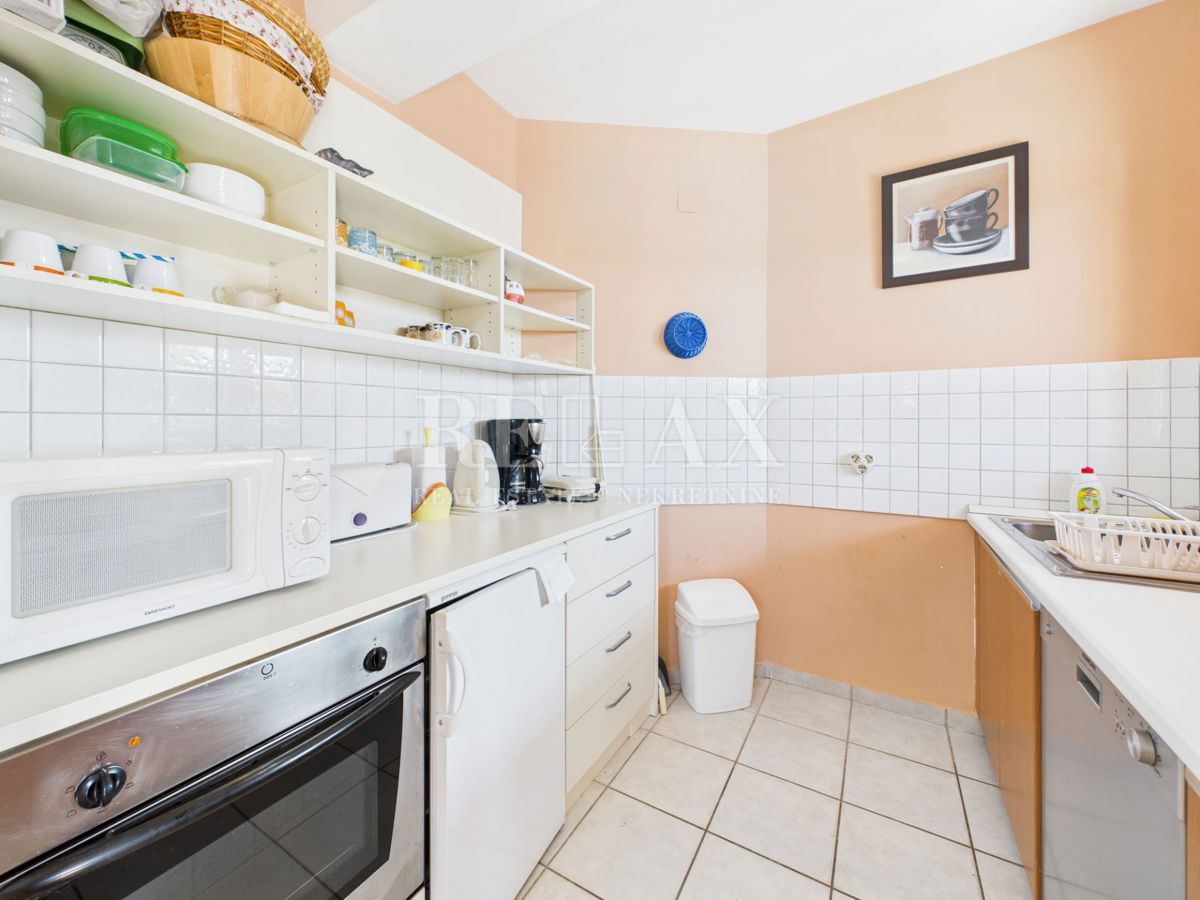 Novi Vinodolski - hiša z bazenom na odlični lokaciji