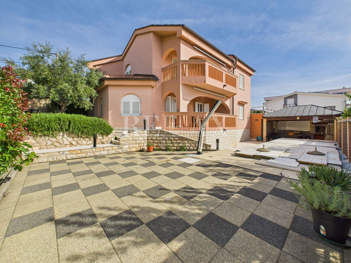 Novi Vinodolski - hiša z bazenom na odlični lokaciji