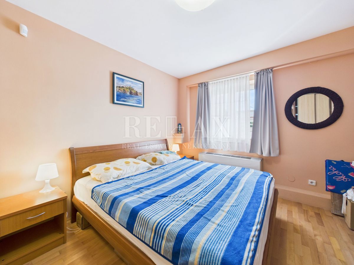 Novi Vinodolski - hiša z bazenom na odlični lokaciji