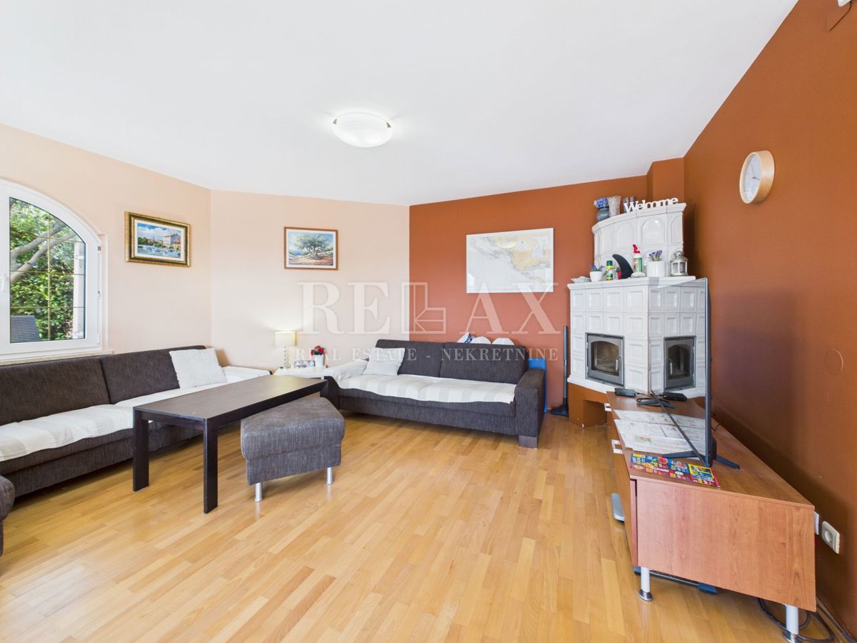 Novi Vinodolski - hiša z bazenom na odlični lokaciji