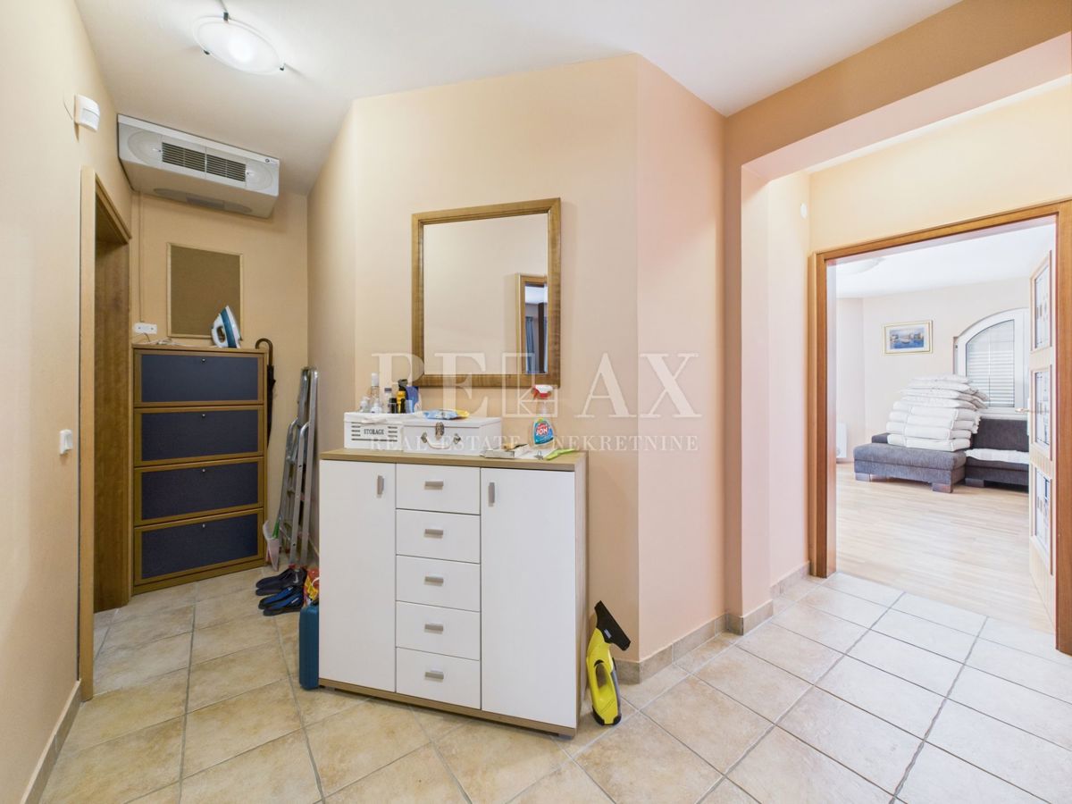 Novi Vinodolski - hiša z bazenom na odlični lokaciji