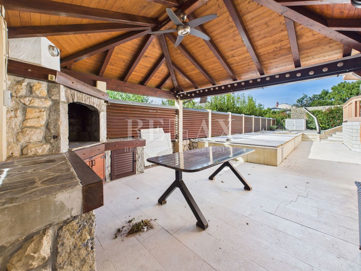 Novi Vinodolski - hiša z bazenom na odlični lokaciji