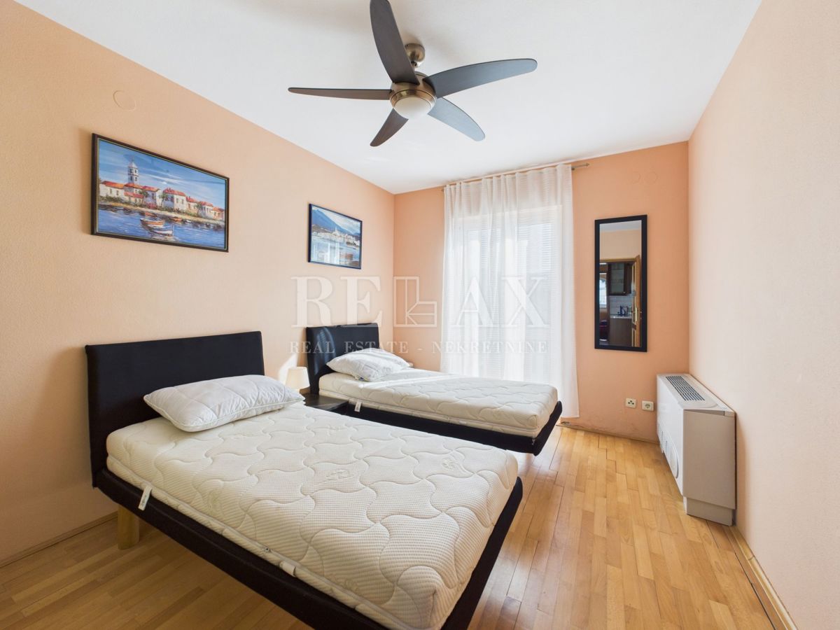 Novi Vinodolski - hiša z bazenom na odlični lokaciji